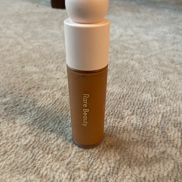 Rare beauty liquid touch weightless foundation - Picture 3 of 3